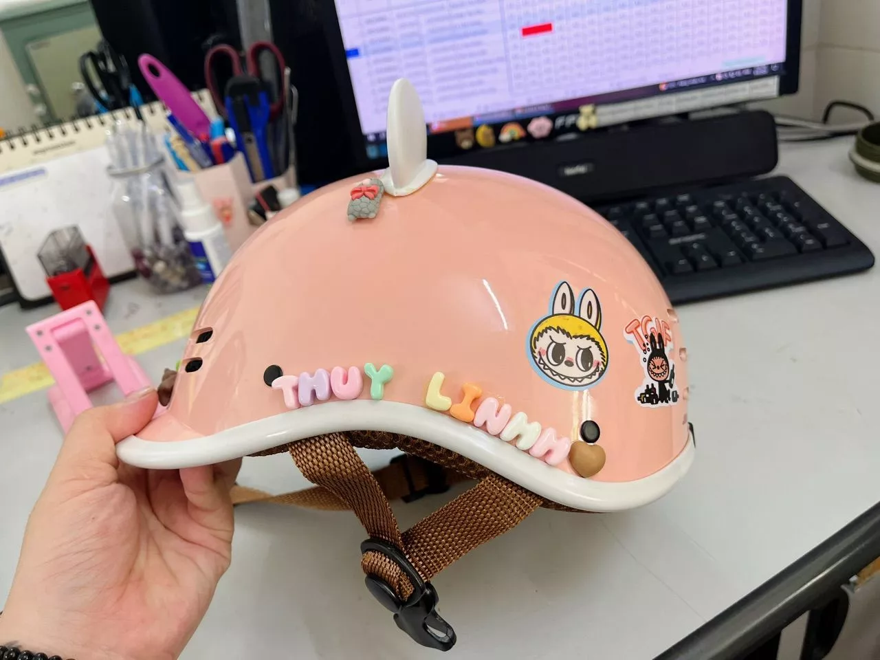 Charm tên Thuỳ Linh gắn trên mũ pastel pink