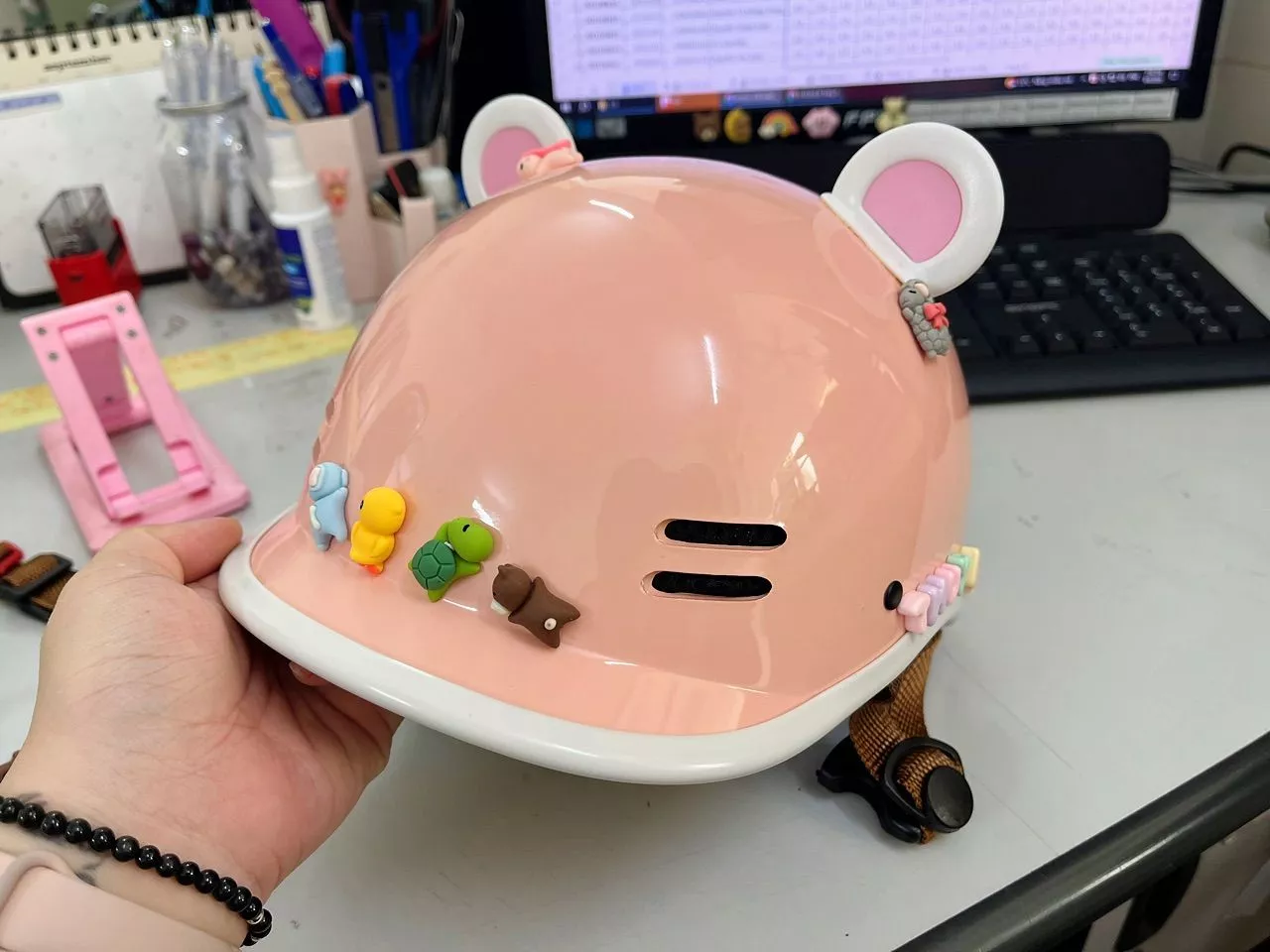 Mũ pastel pink tai gấu kèm charm rùa vịt gấu